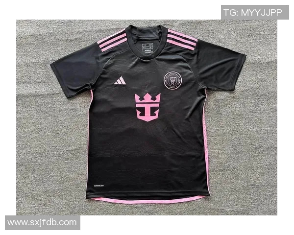 世界级足球球星真情馈赠亲笔签名球衣引发球迷热烈追捧